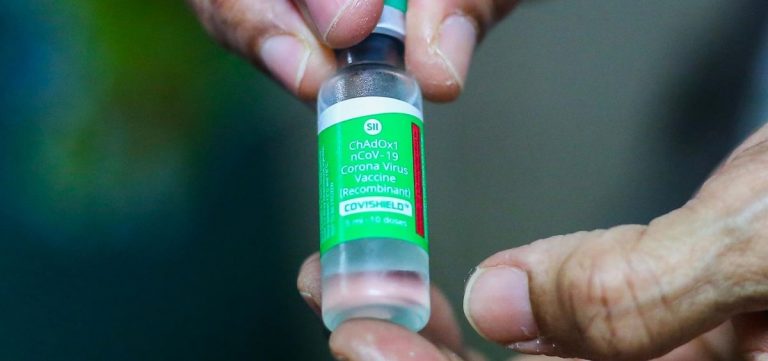 Enfermeros aseguran que la vacuna de AstraZeneca es igual de 