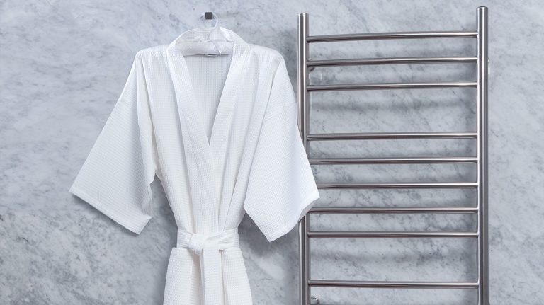 Llevas toda la vida abrochándote mal la bata. ¡Se hace así!