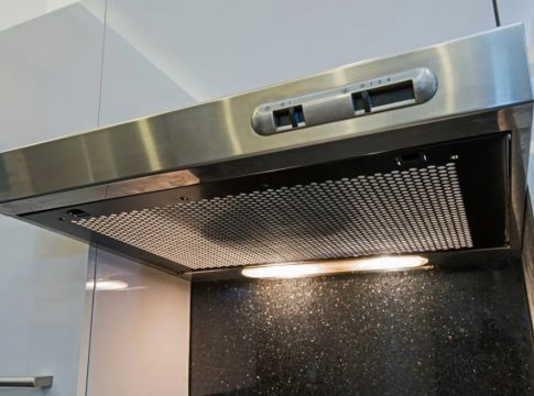 Adiós a la grasa con el truco para dejar las rejillas de la campana de la cocina como nuevas Adiós a la grasa con el truco para dejar las rejillas de la campana de la cocina como nuevas