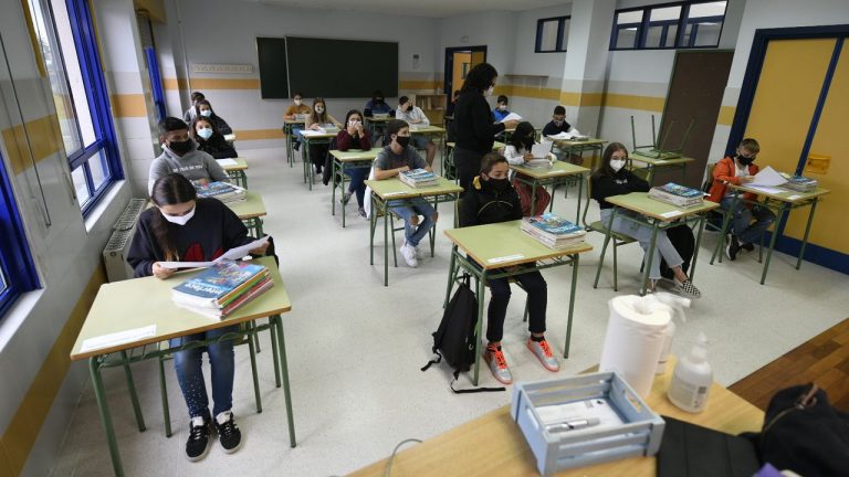 Los casos en los centros educativos gallegos bajan hasta los 3.235