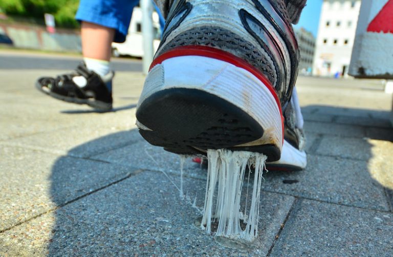 Cómo quitar un chicle de la suela del zapato