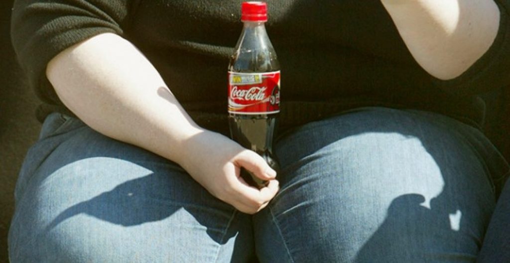 La Coca-Cola posee muchas calorías.