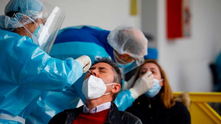 Suben a 423 los contagios en Euskadi y bajan a 134 los ingresos en UCI