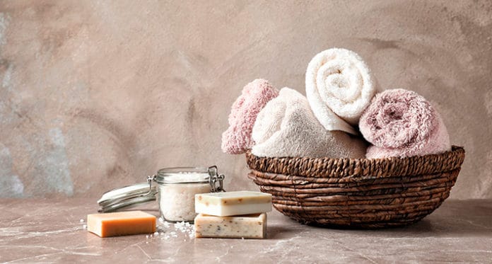 Cómo doblar las toallas para que ocupen menos espacio 2 Ahorrar espacio es lo fundamental