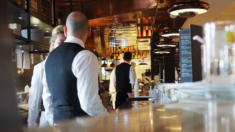 El empleo en el sector turístico y hostelero cae un 73% en 2020