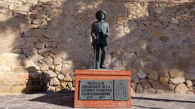 La Asamblea de Melilla aprueba retirar la estatua de Franco