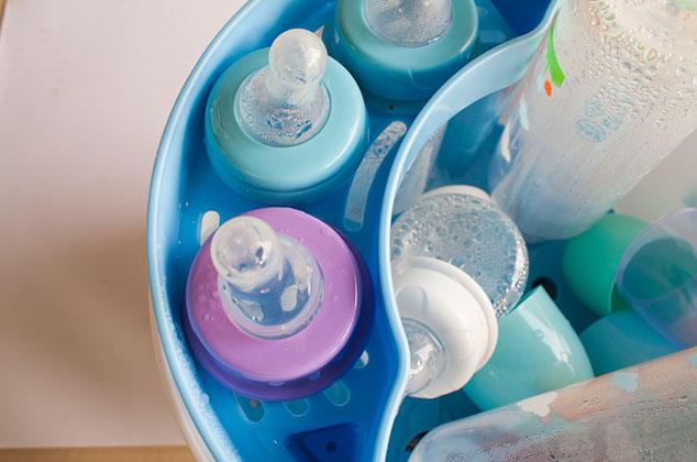 Cómo desinfectar los biberones 126 Biberones relucientes y sin rastro de gérmenes
