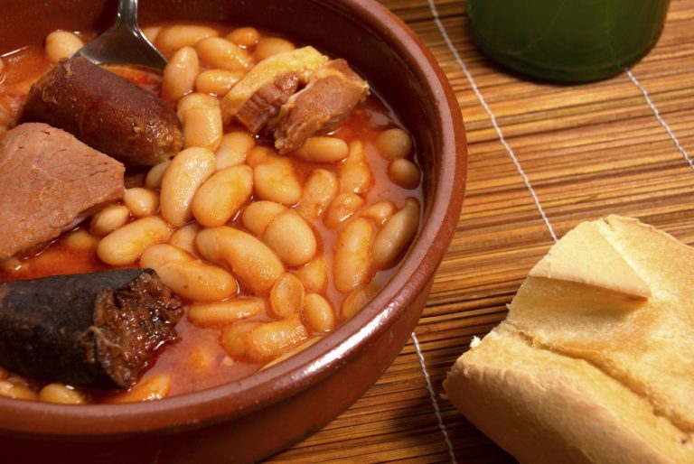 Legumbres: la receta 'de la abuela' para una fabada asturiana de las de verdad