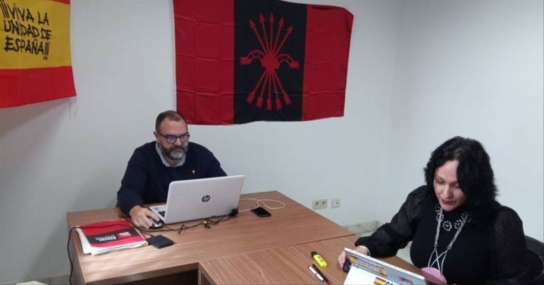 La diputada obligada a retirar la bandera de la Falange que colgó coloca ahora un panel de la formación