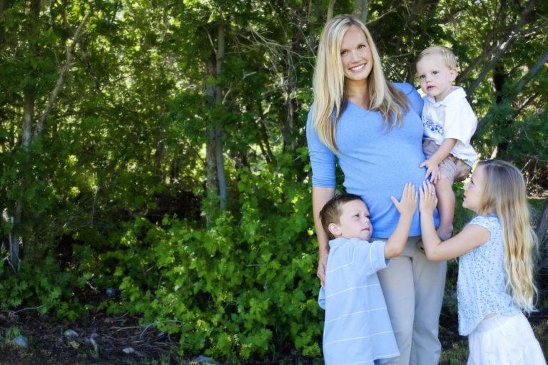 Familias numerosas se concentran contra los recortes en la pensión por maternidad