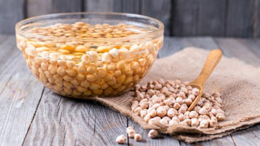 Garbanzos en remojo para el potaje de vigilia.