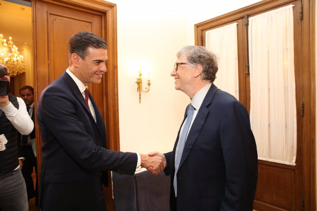 Pedro Sánchez estrecha la mano de Bill Gates.