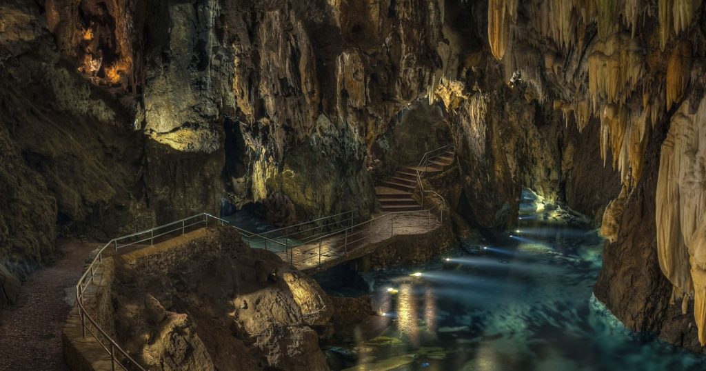 Estas son las cuevas más impresionantes que puedes visitar en España 14 Gruta de las Maravillas (Huelva)