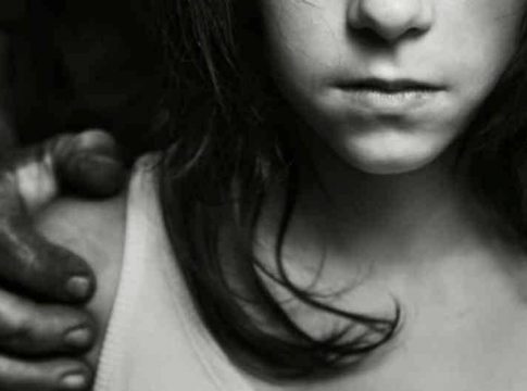 hombre por agresión sexual a su hija