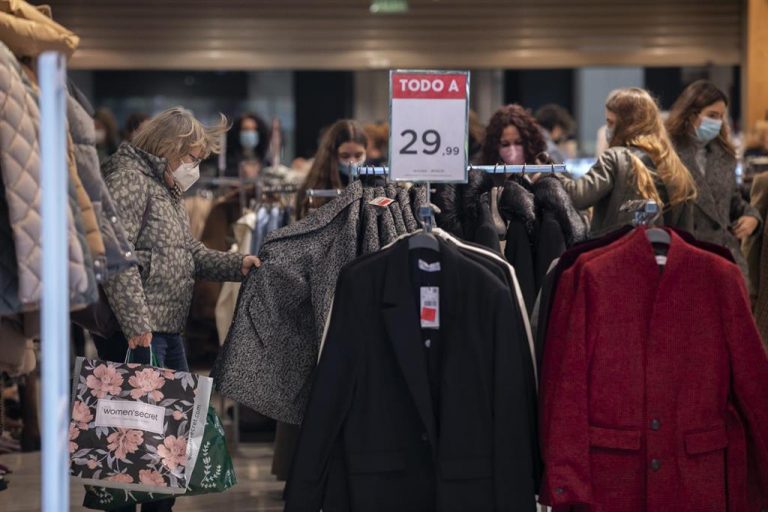 La venta 'online' suaviza la caída de la industria de la moda en España