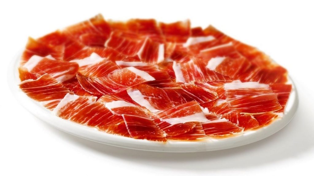El jamón serrano lidera a los alimentos que deben alejarse de la nevera
