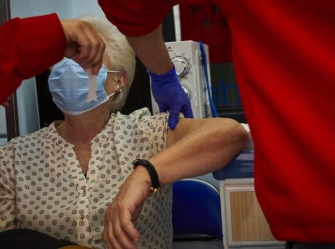 la-vacuna-se-pone-por-criterio-de-edad