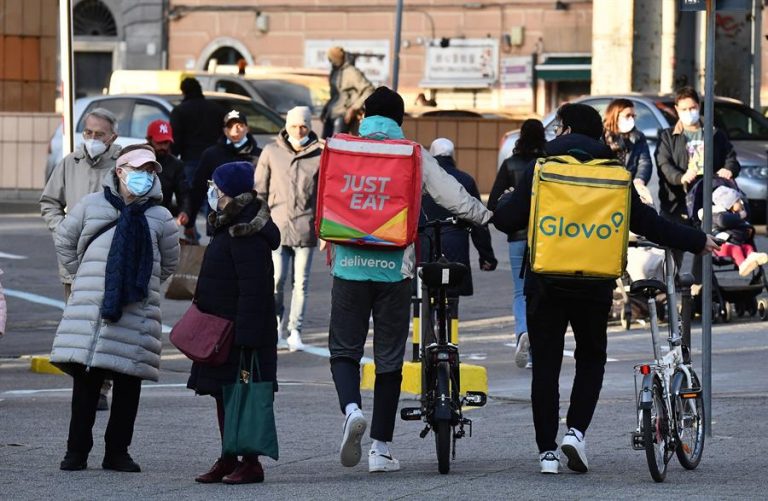 Gobierno, sindicatos y patronal acuerdan laboralizar a los 'riders'