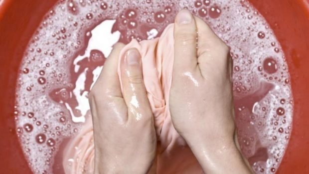 Cómo quitar las manchas de vino tinto 153 ¿Agua oxigenada y jabón?