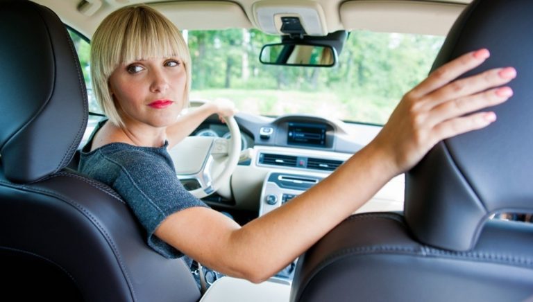 DGT: las únicas veces que dar marcha atrás no está prohibido