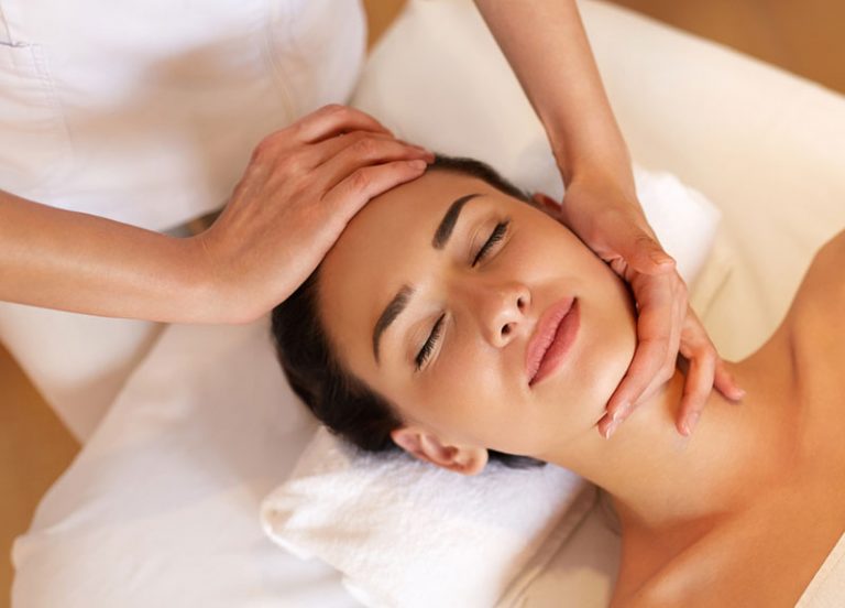 Cómo hacer un masaje facial