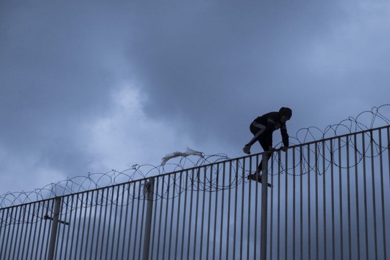 Casi 147.000 menores migrantes viven en España sin papeles