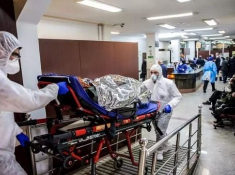 muerto covid La pandemia de Covid-19 casi alcanza los 2,4 millones de muertos