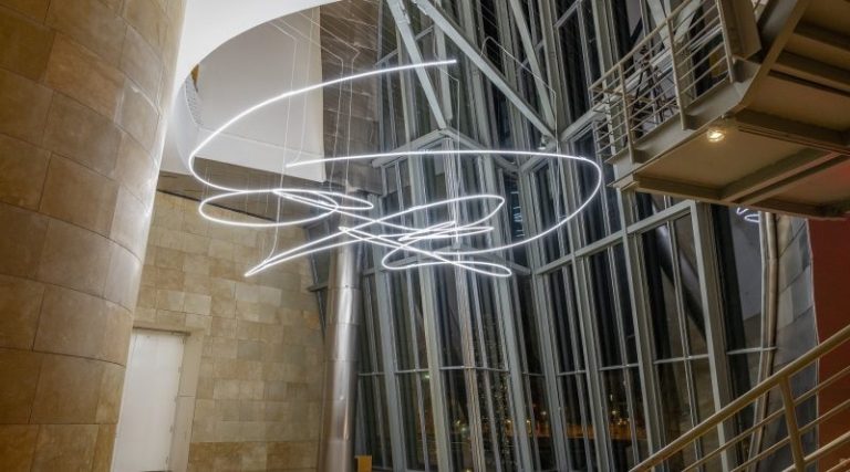 El Atrio del Guggenheim Bilbao exhibirá durante tres años una obra de neón de Lucio Fontana