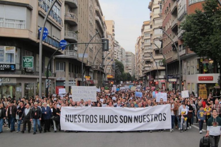Qué es el 'pin parental' por el que Vox ha incendiado el Parlamento de Andalucía