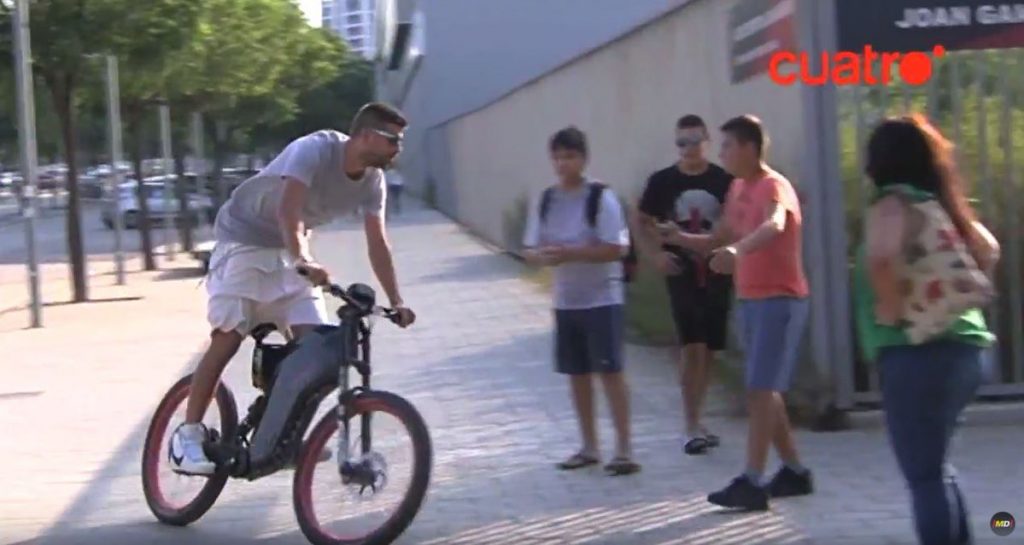 Piqué, con su bici, a la llegada de un entreno.