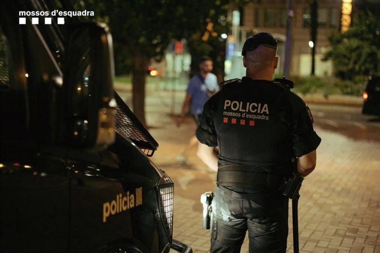 Un hombre muere apuñalado en un portal de Barcelona