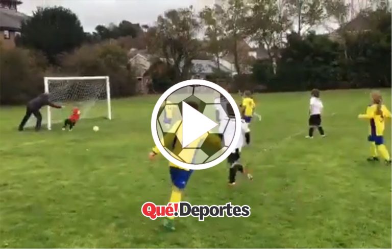 ¡Lanza a su hijo al suelo para que realice la parada de su vida!