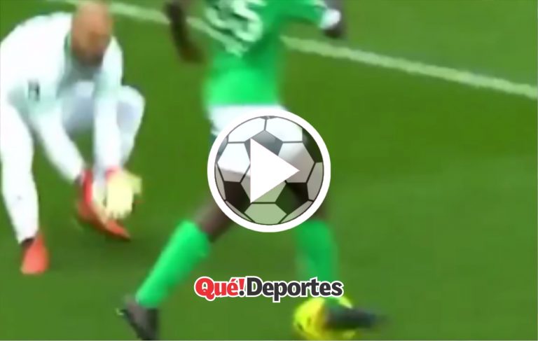 ¡Portero y defensor ayudan a delantero!