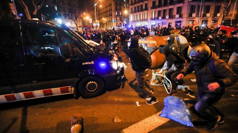 Mossos abre investigación por la pérdida del ojo de una joven en una protesta por Hasel