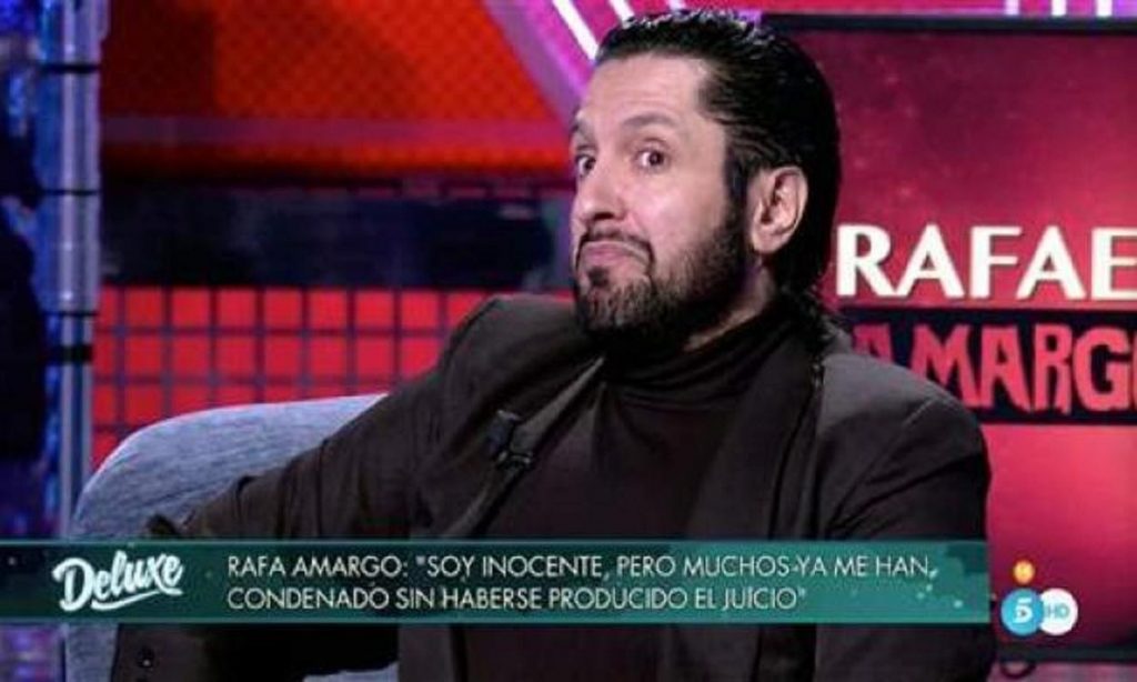 Rafael Amargo ve una mano negra.