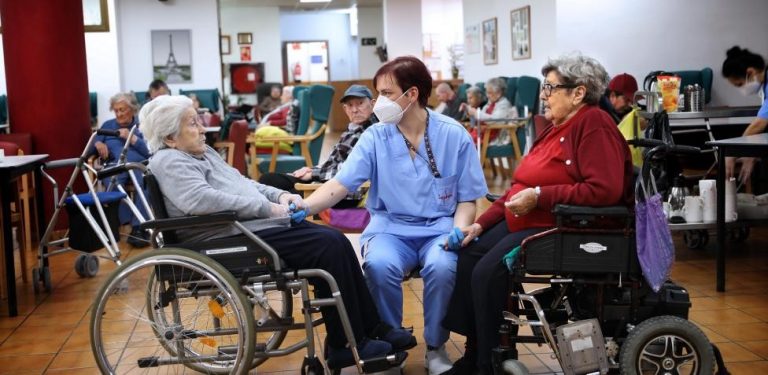 Las residencias catalanas restablecen las salidas cortas y los paseos al exterior