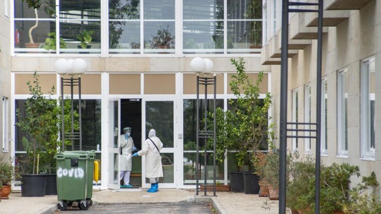 Bajan a 431 los usuarios de residencias gallegas contagiados