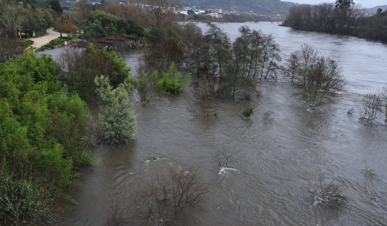 Las lluvias causan el desbordamiento del río Miño en Orense