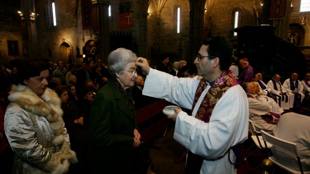 Un sacerdote, imponiendo la ceniza.