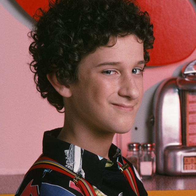 El adorable 'Screech' dejó de serlo tanto fuera de 'Salvados por la campana'.