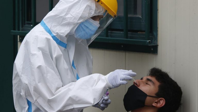 Sube la tasa de positividad un 7% en Galicia y los casos activos se incrementan en 102