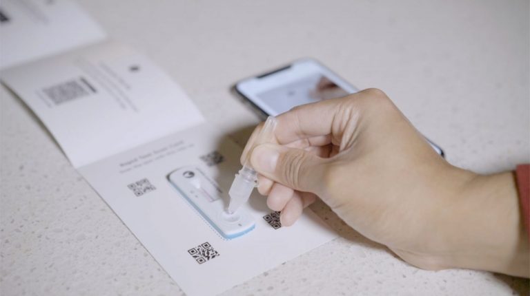 Así es el test rápido de antígenos covid para casa y con el móvil
