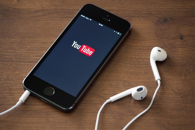 usar youtube con auriculares