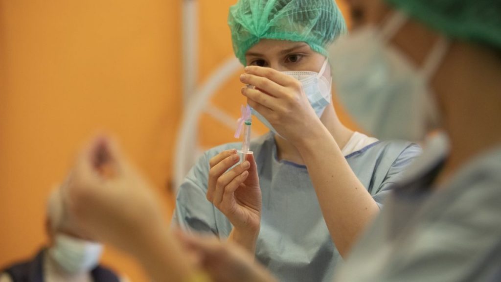 Este es el orden de los grupos de vacunación de la Covid en España 196 Este es el orden de los grupos de vacunación de la Covid en España