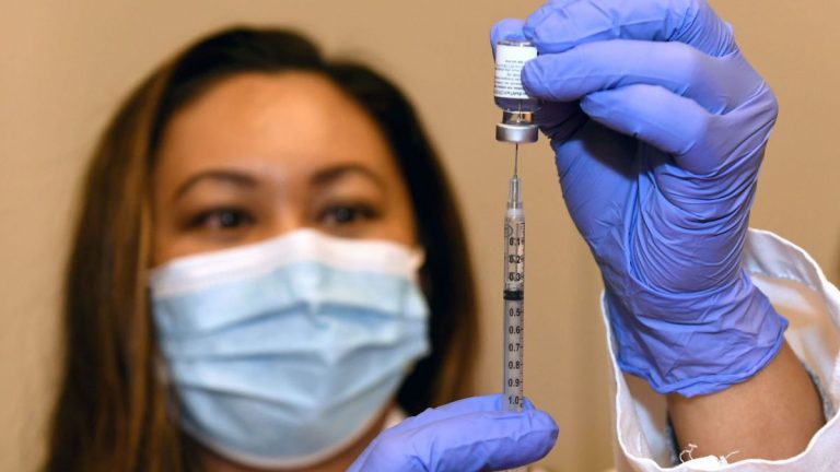 Médicos Preventivos y de Familia rechazan vacunar contra la Covid-19 en grandes espacios