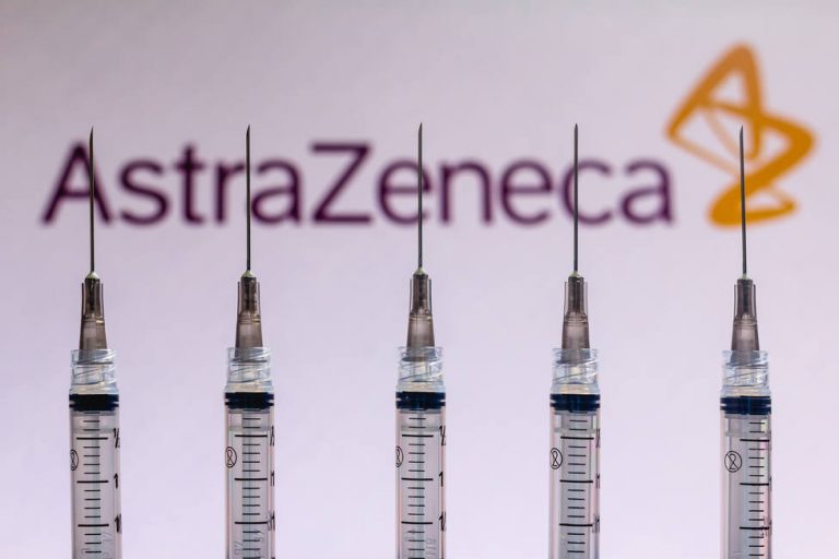 La 2ª dosis de la vacuna de AstraZeneca es más eficaz cuando se administra a los 3 meses