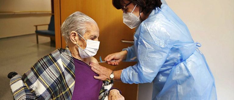 La Xunta prevé finalizar la administración de la segunda dosis de la vacuna en las residencias