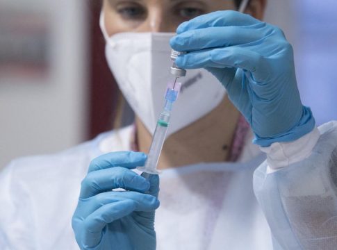 vacunación de la concejala de Cangas de Onís