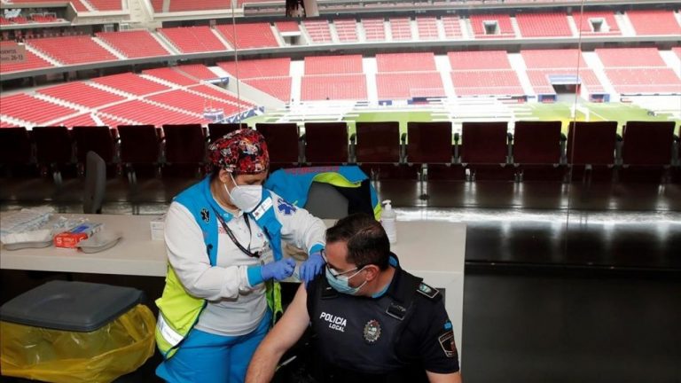 Arranca la vacunación en el Wanda de Madrid a policías, bomberos y Protección Civil
