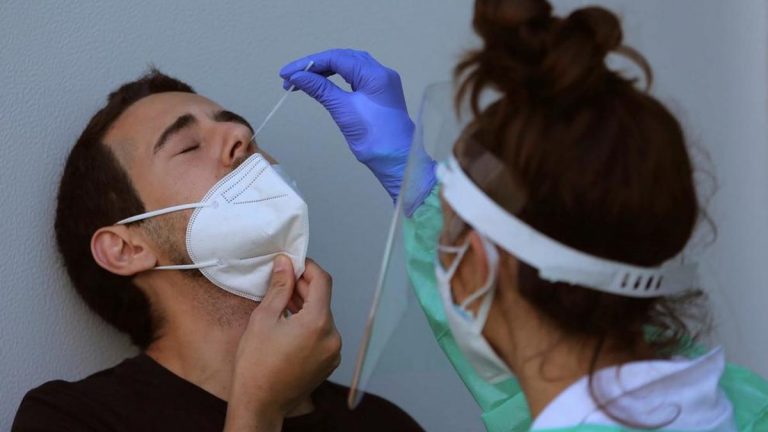 La OMS, preocupada por expansión de variante británica, pide redoblar las medidas para frenarla